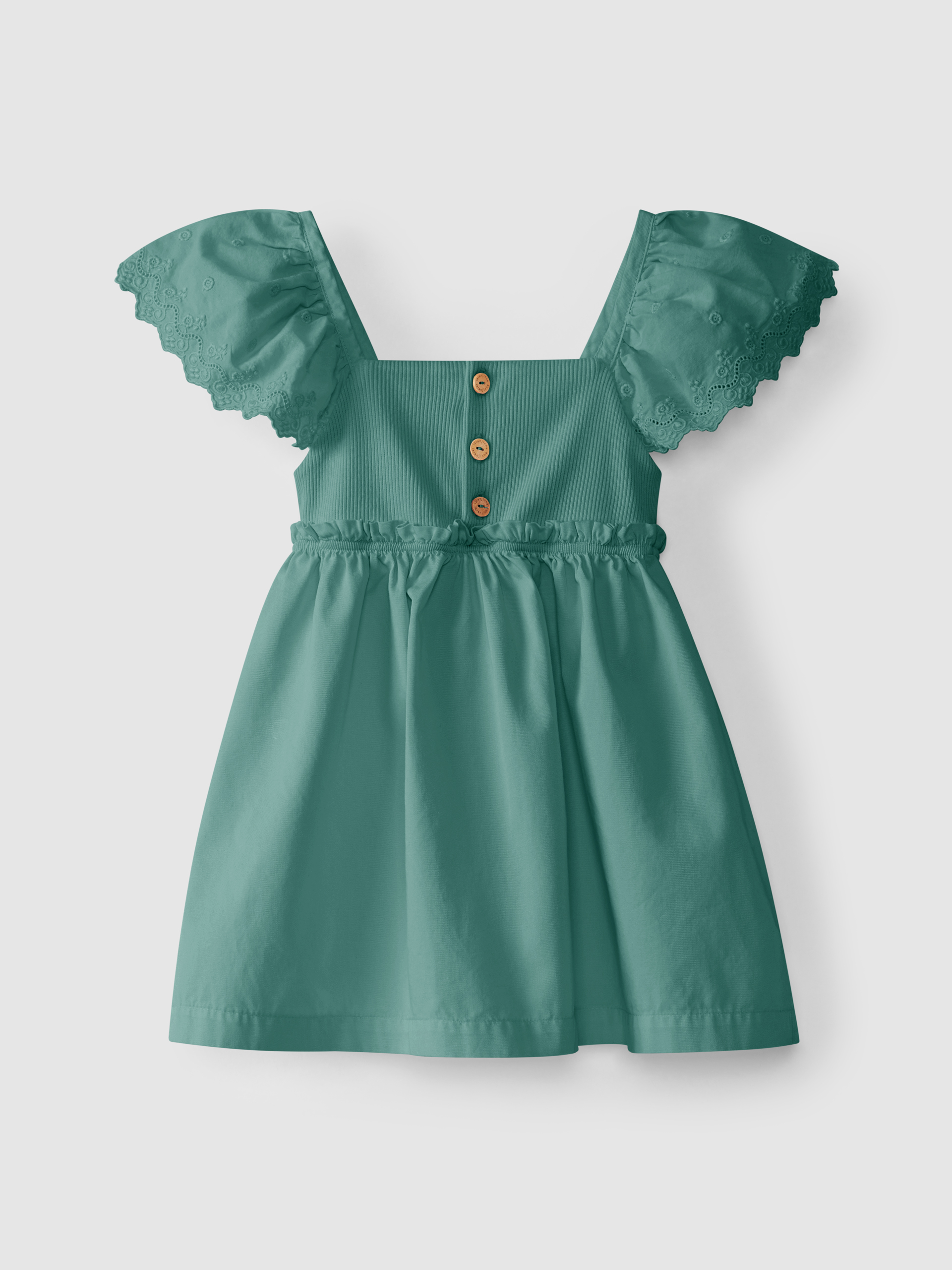 Vestido mangas en bordado inglés.