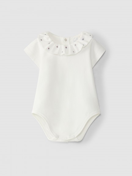 Body cuello volante con flores bordadas