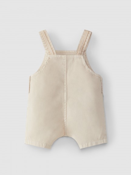 Pantalón corto con peto de sarga con cinta decorativa Pantalón corto con peto de sarga con cinta decorativa