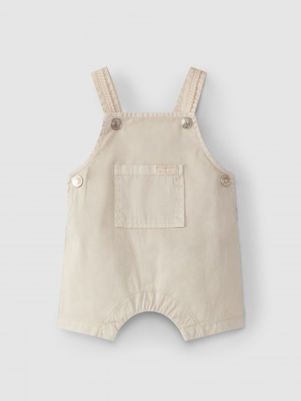 Pantalón corto con peto de sarga con cinta decorativa Pantalón corto con peto de sarga con cinta decorativa