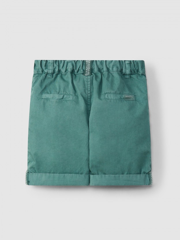 Pantalón corto con cuatro bolsillos. Pantalón corto con cuatro bolsillos.