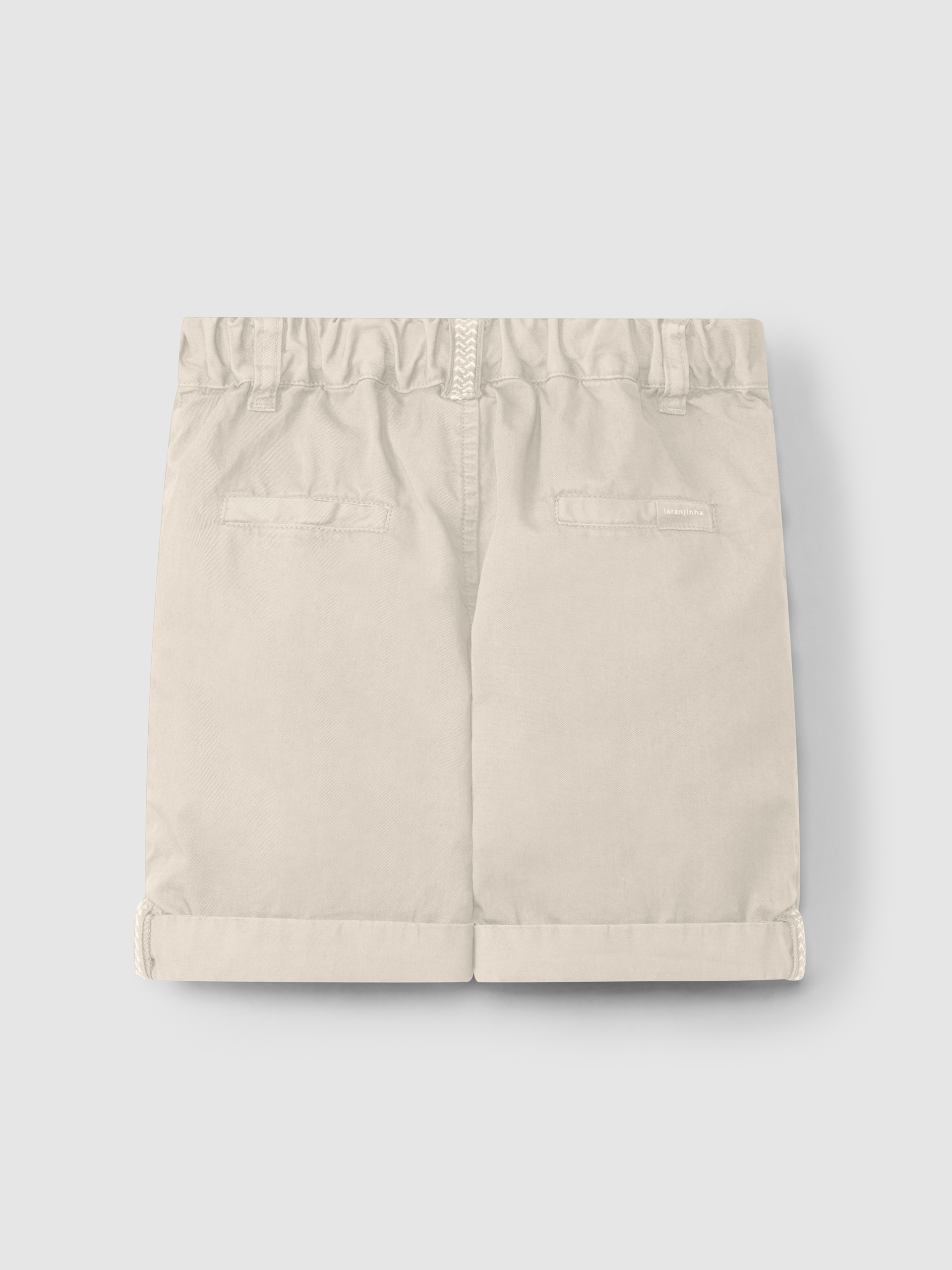Pantalón corto con cuatro bolsillos.