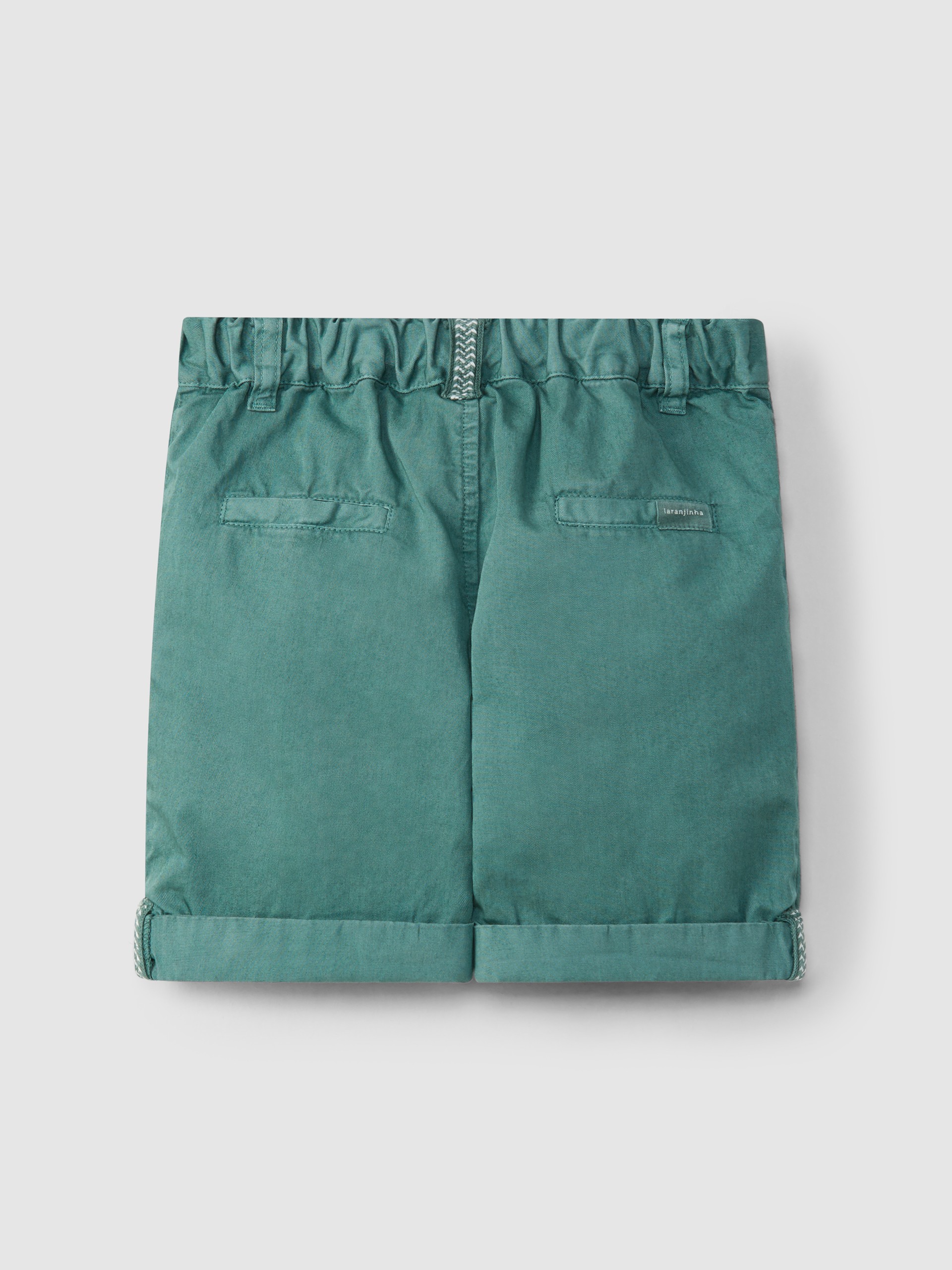 Pantalón corto con cuatro bolsillos.