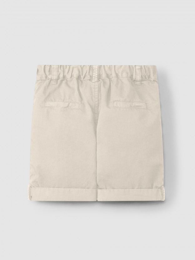 Pantalón corto con cuatro bolsillos. Pantalón corto con cuatro bolsillos.