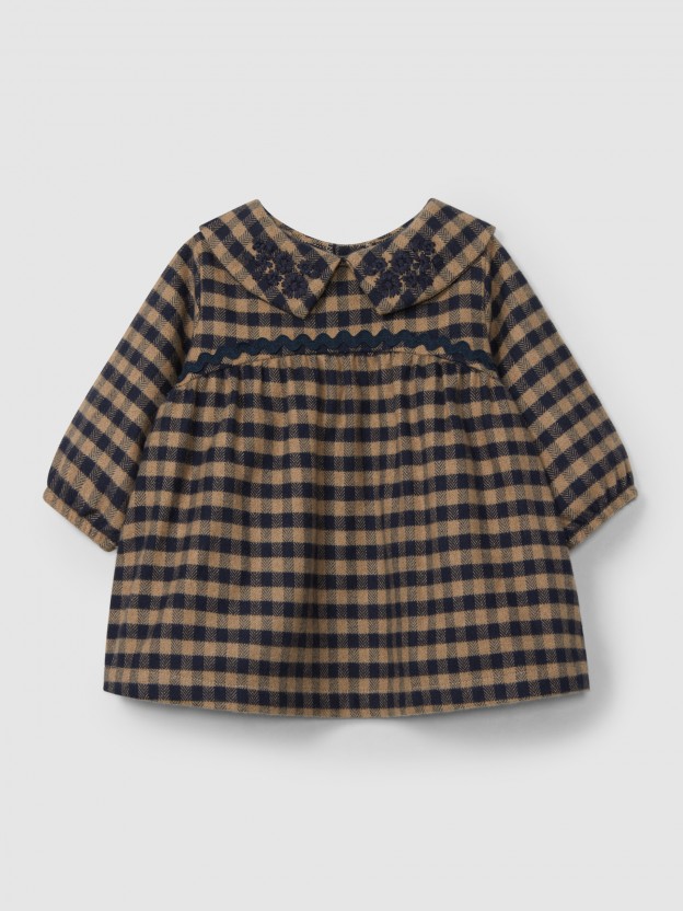 Plaid dress with embroidered collar in wool yarn Plaid dress with embroidered collar in wool yarn