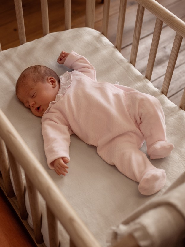 Babygrow velours à col à volant avec broderie Babygrow velours à col à volant avec broderie