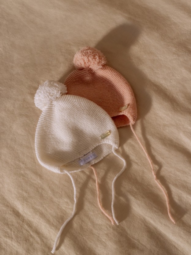 Knitted beanie with pom-pom Knitted beanie with pom-pom