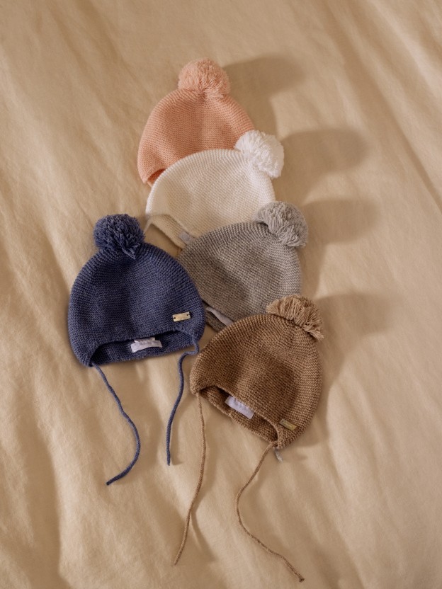 Bonnet tricot� avec pompon