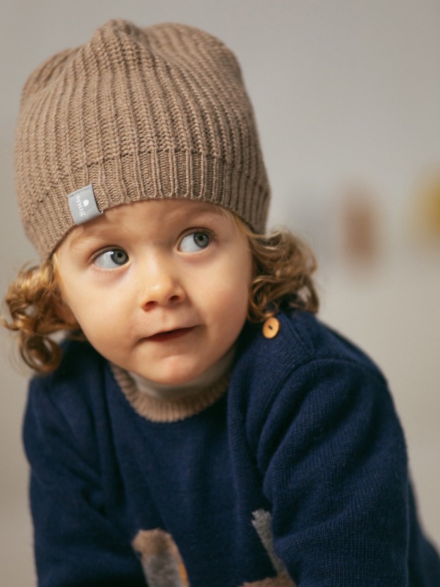 Gorro de punto com pompón Gorro de punto com pompón