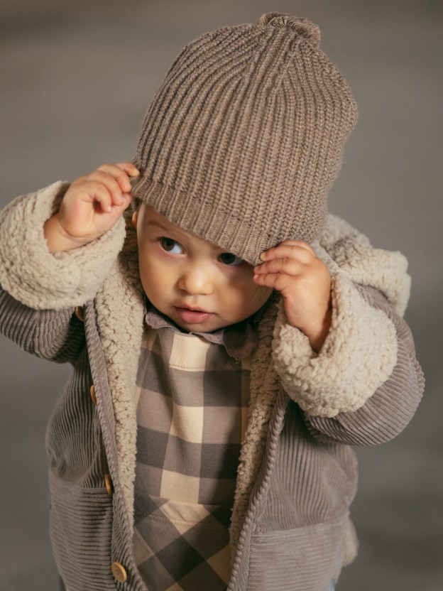 Gorro de punto com pompón Gorro de punto com pompón