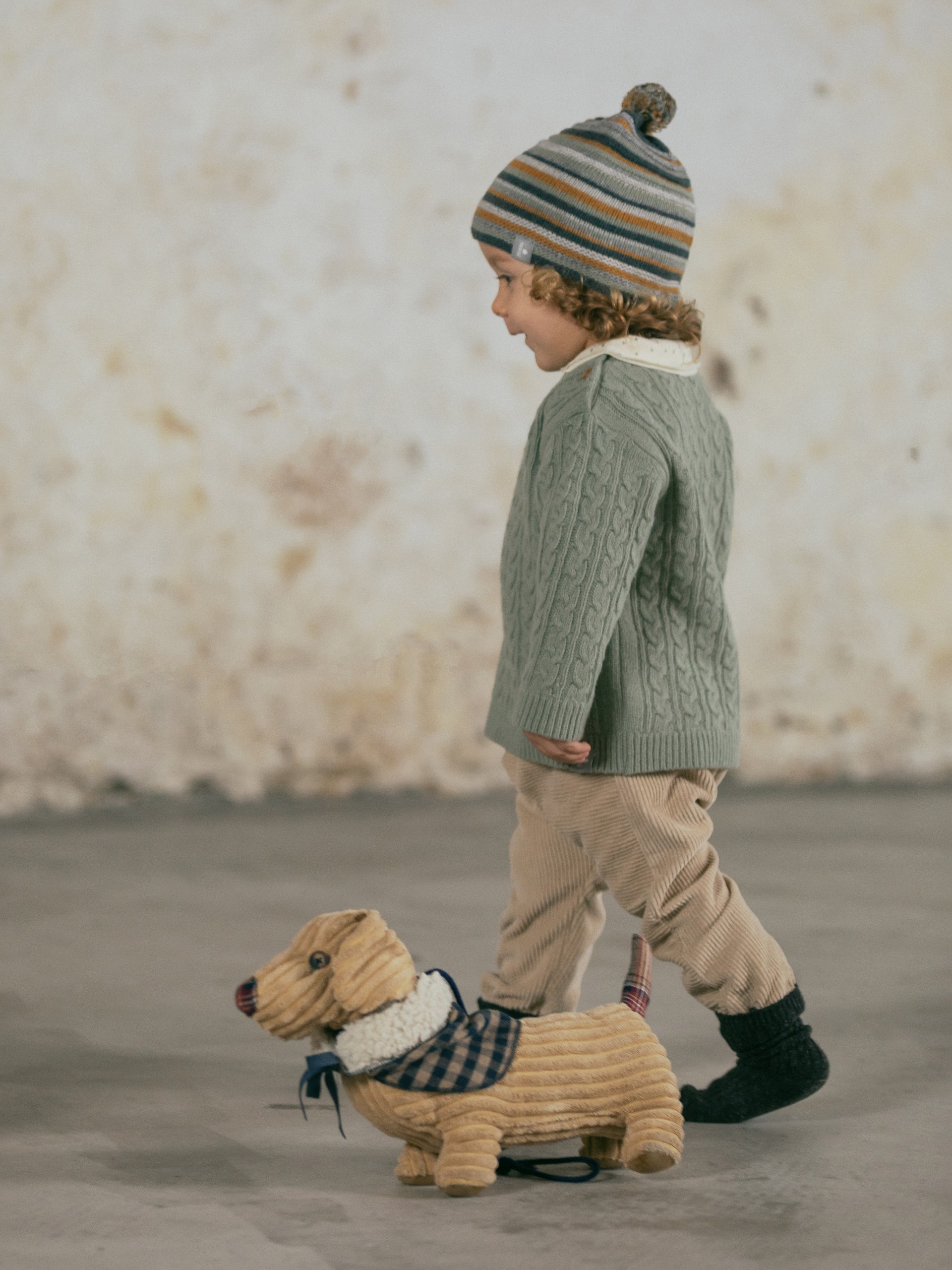 Gorro de punto com pompón y rayas en relieve
