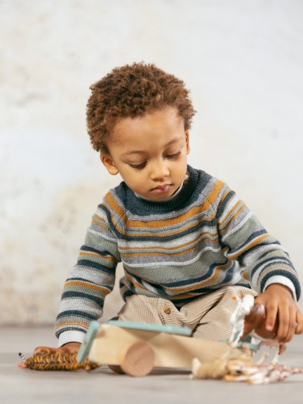 Knitted jumper with embossed stripes Knitted jumper with embossed stripes