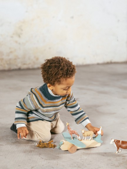 Knitted jumper with embossed stripes Knitted jumper with embossed stripes