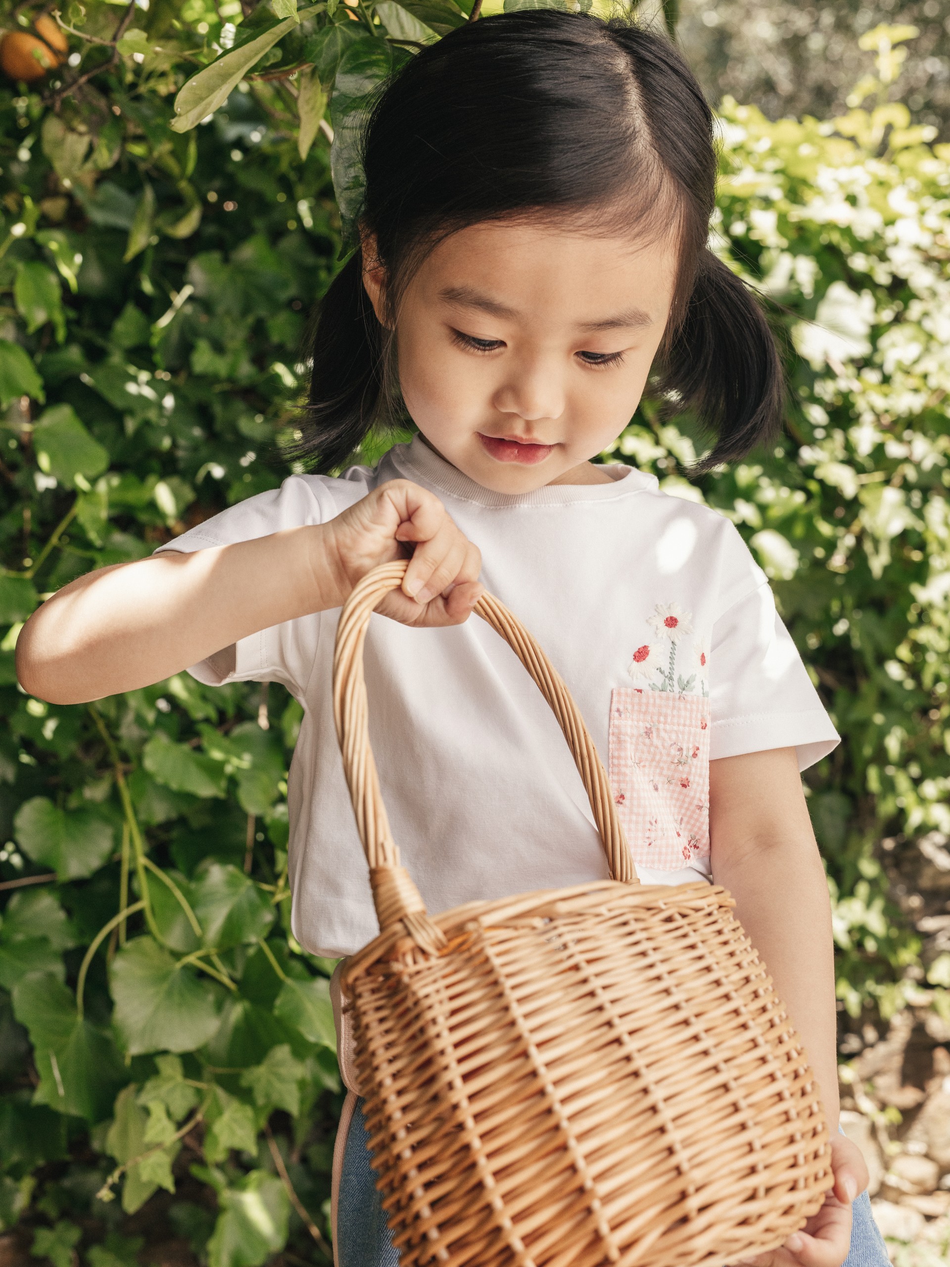 T-shirt avec poches et fleurs brodées