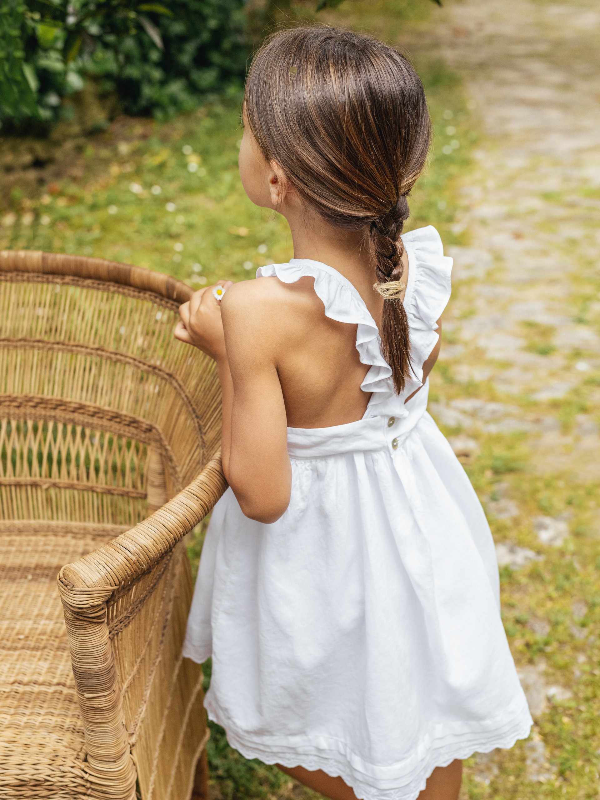 Vestido com alças cruzadas nas costas