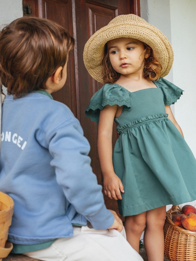 Vestido mangas en bordado inglés. Vestido mangas en bordado inglés.