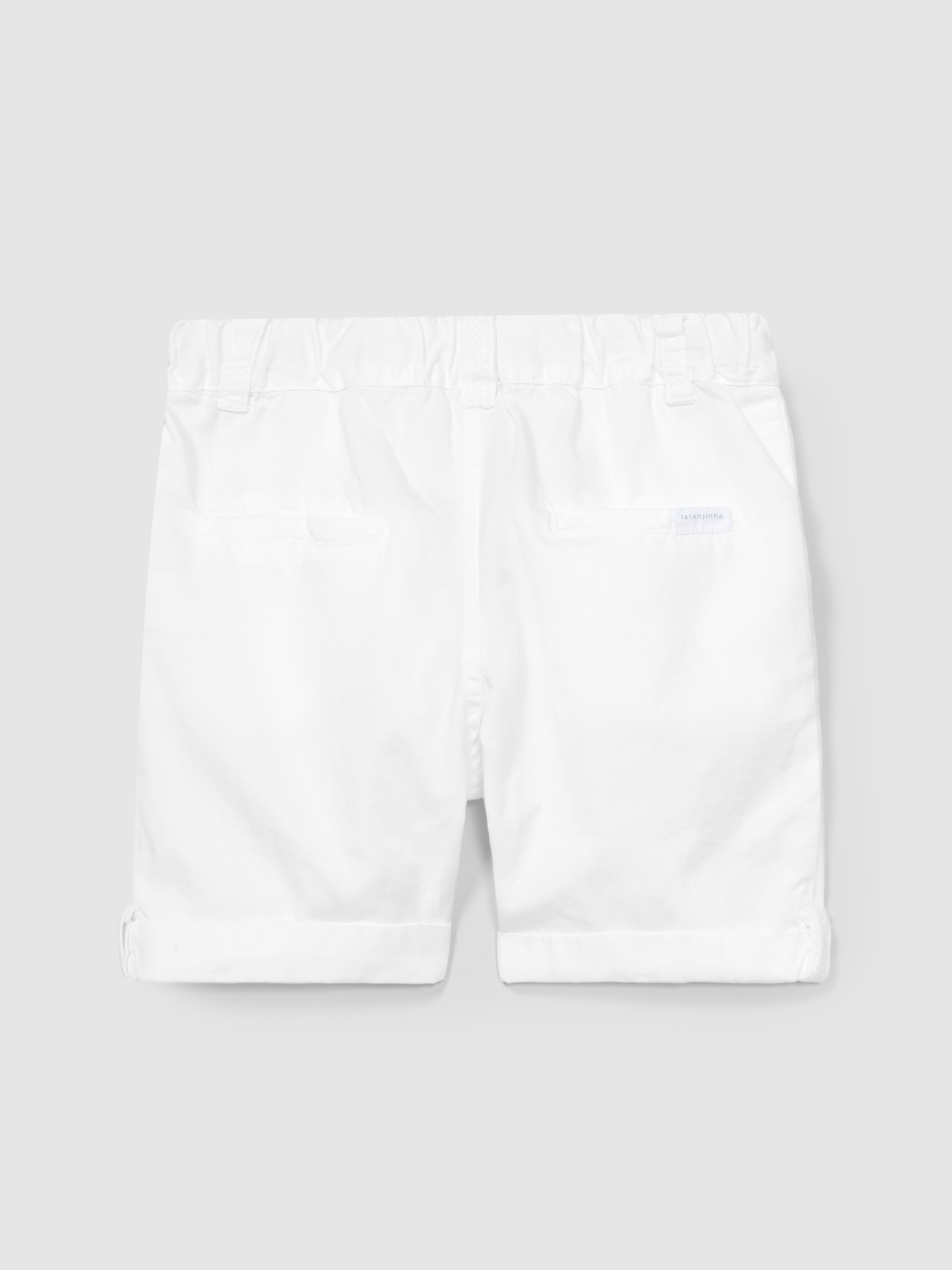 Pantalón corto con cuatro bolsillos.