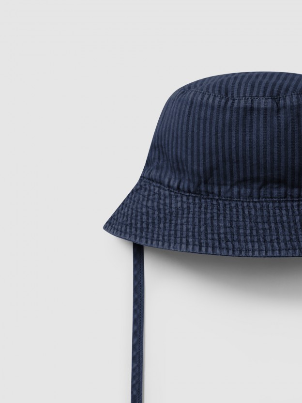 Chap�u revers�vel com fita decorativa