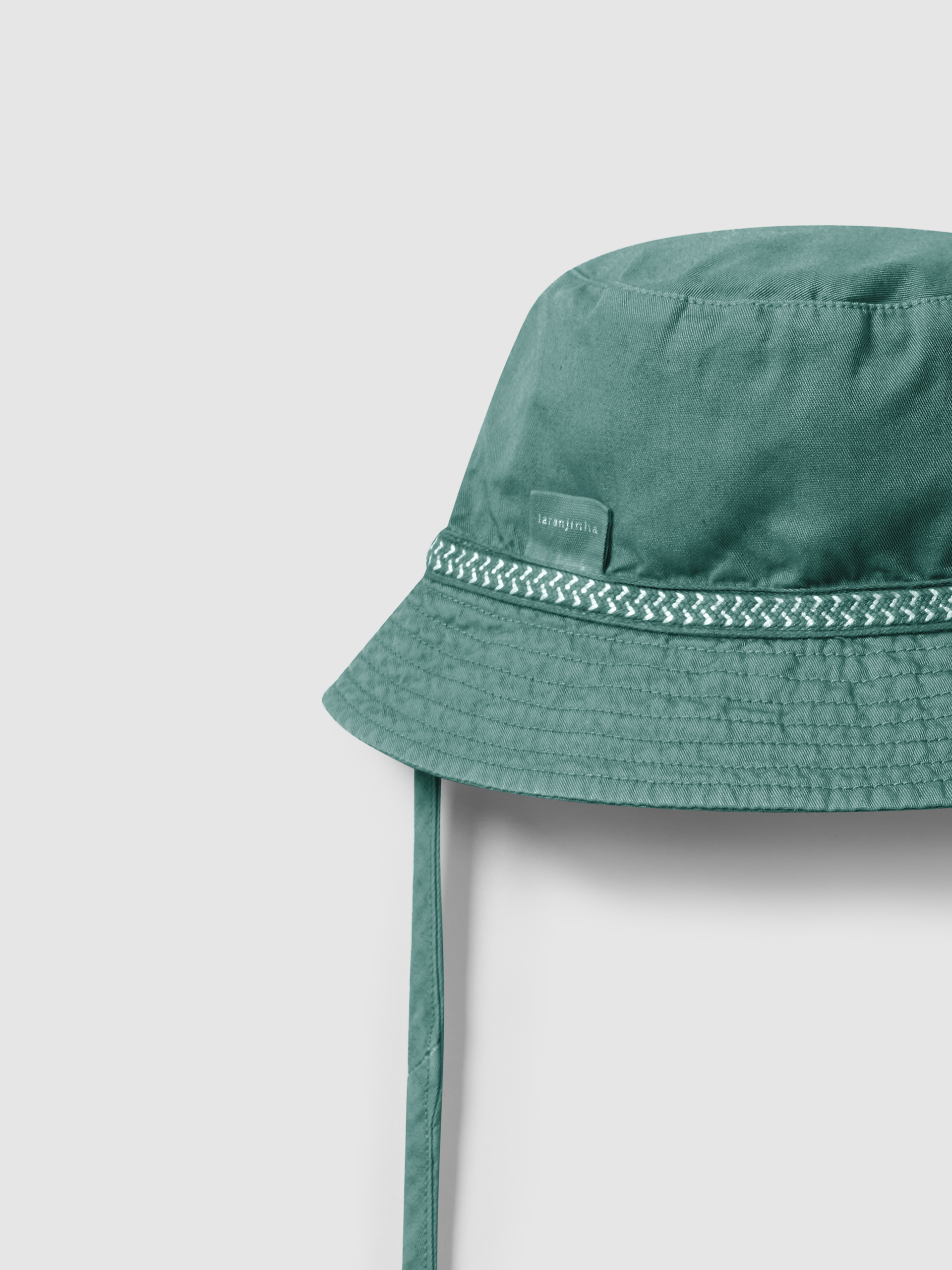 Sombrero reversible con cinta decorativa