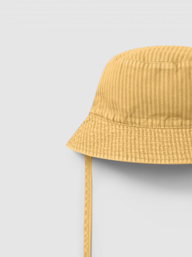 Chap�u revers�vel com fita decorativa