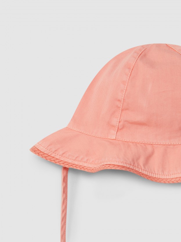 Reversible hat with ruffle