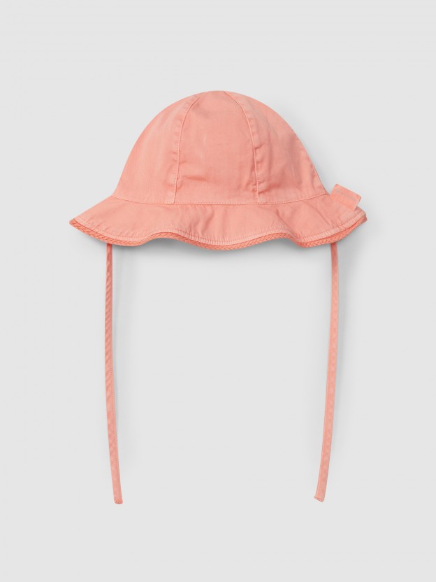 Reversible hat with ruffle