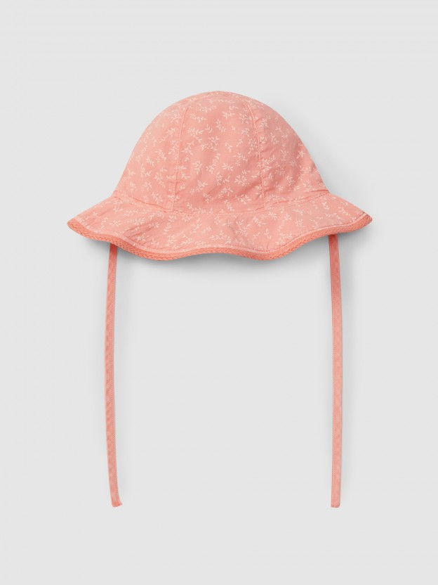Reversible hat with ruffle