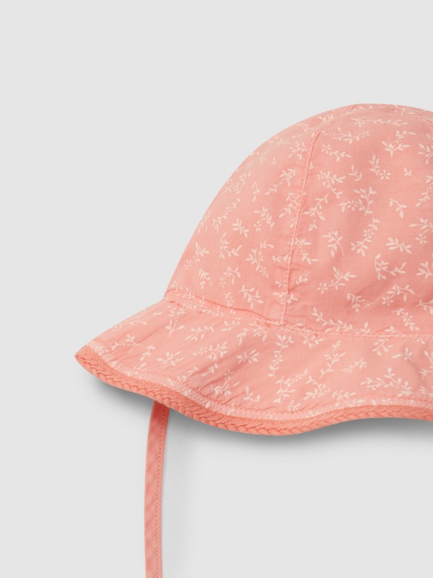 Reversible hat with ruffle