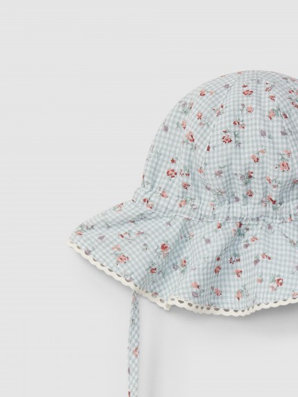 Chapeau à carreaux vichy avec fleurs Chapeau à carreaux vichy avec fleurs