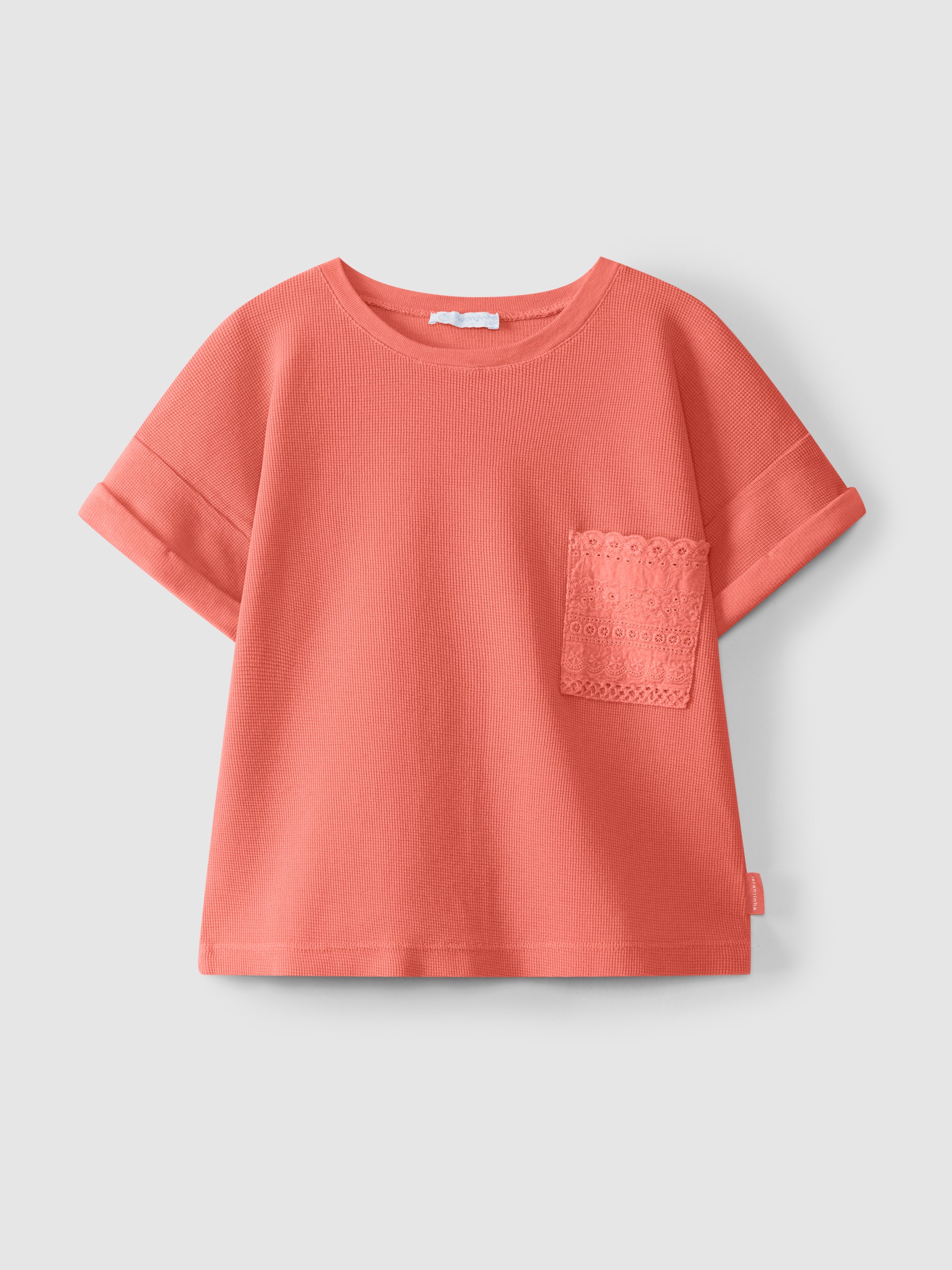 T-shirt em malha waffle com bolso em bordado inglês