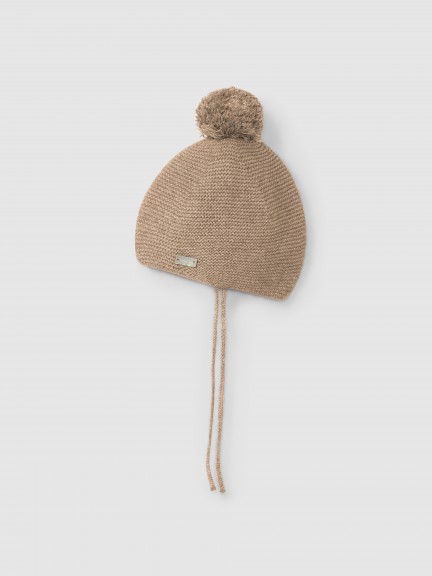 Knitted beanie with pom-pom Knitted beanie with pom-pom
