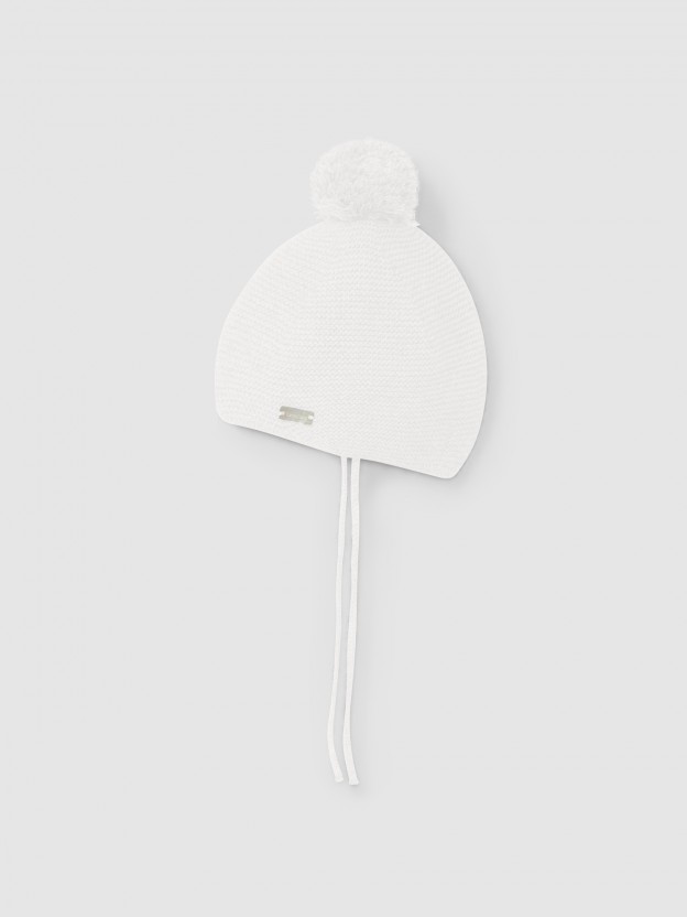 Knitted beanie with pom-pom Knitted beanie with pom-pom