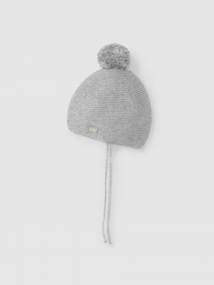 Knitted beanie with pom-pom Knitted beanie with pom-pom