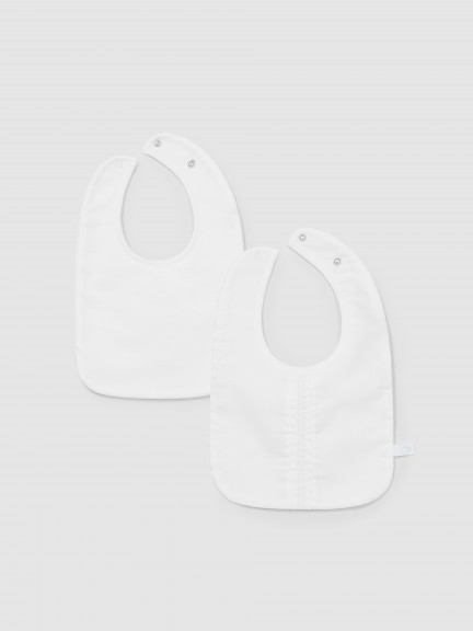 Pack de dos baberos con detalle plisado y bordado Pack de dos baberos con detalle plisado y bordado
