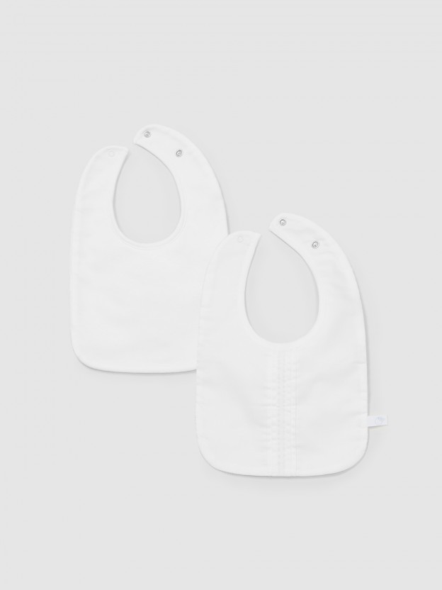 Pack de deux bavoirs détail de plissures avec broderie Pack de deux bavoirs détail de plissures avec broderie
