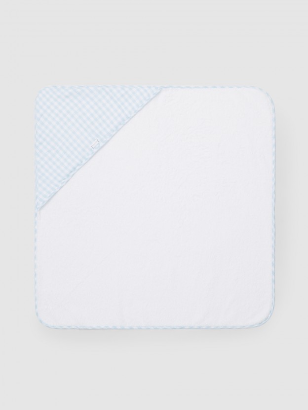 Toalla de baño con aplicación de tela. Toalla de baño con aplicación de tela.