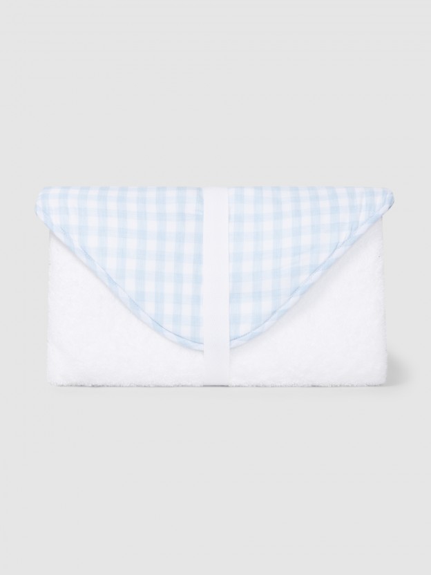 Toalla de baño con aplicación de tela. Toalla de baño con aplicación de tela.