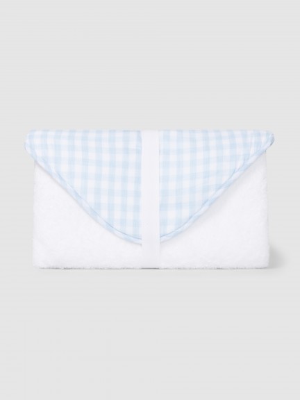 Toalla de baño con aplicación de tela. Toalla de baño con aplicación de tela.