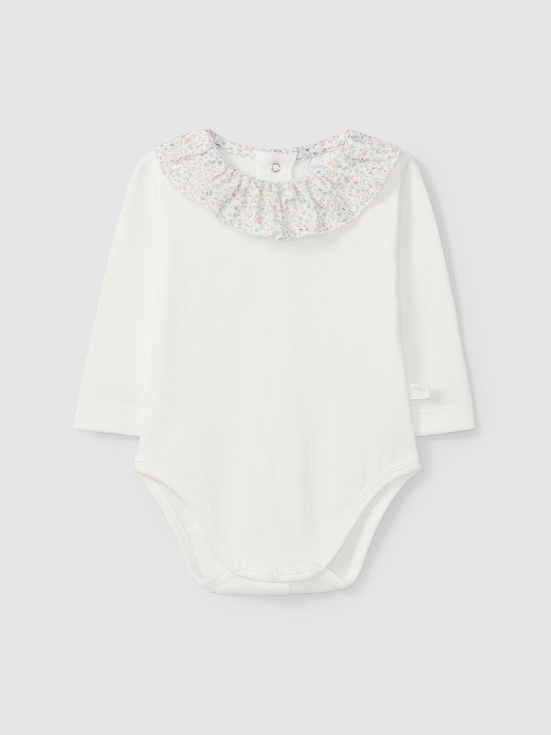 Body punto acanalado con cuello de volante floral