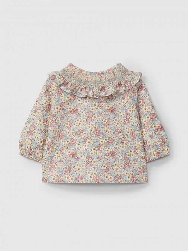 Blusa floral con smocks Blusa floral con smocks