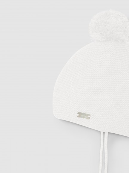 Bonnet tricoté avec pompon Bonnet tricoté avec pompon