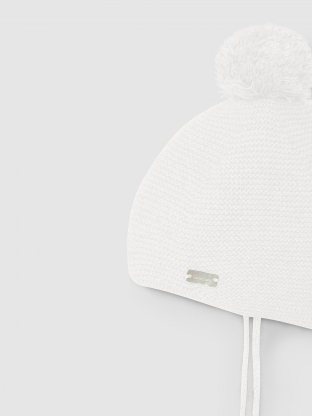 Knitted beanie with pom-pom Knitted beanie with pom-pom