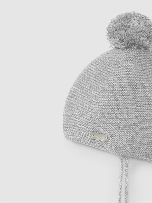 Knitted beanie with pom-pom Knitted beanie with pom-pom