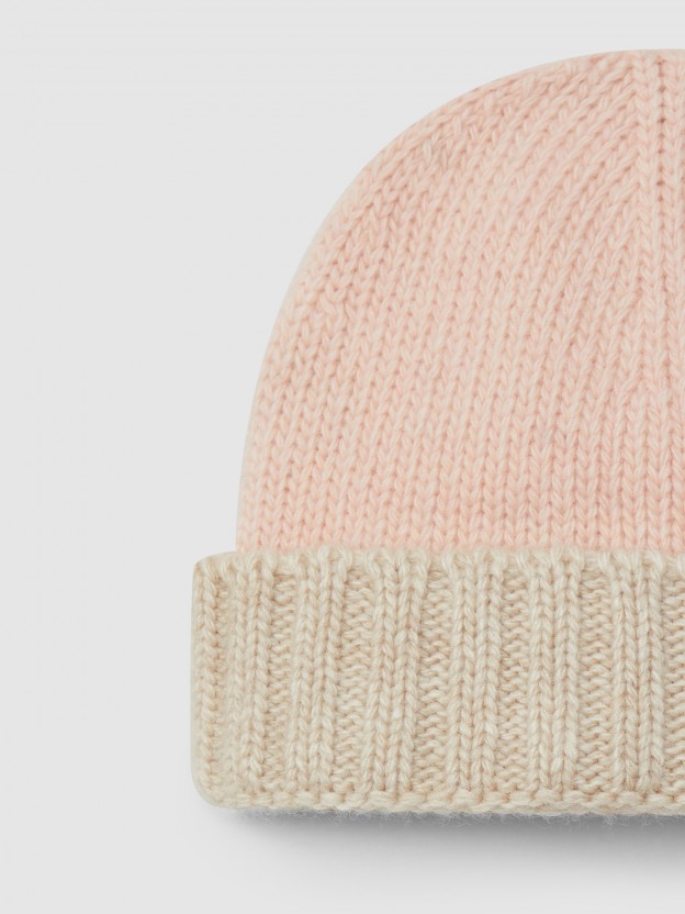Bicolour knitted beanie Bicolour knitted beanie