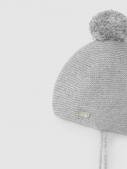 Knitted beanie with pom-pom Knitted beanie with pom-pom