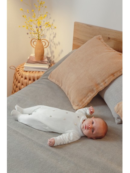Babygrow riscas em relevo com botões decorativos na frente Babygrow riscas em relevo com botões decorativos na frente