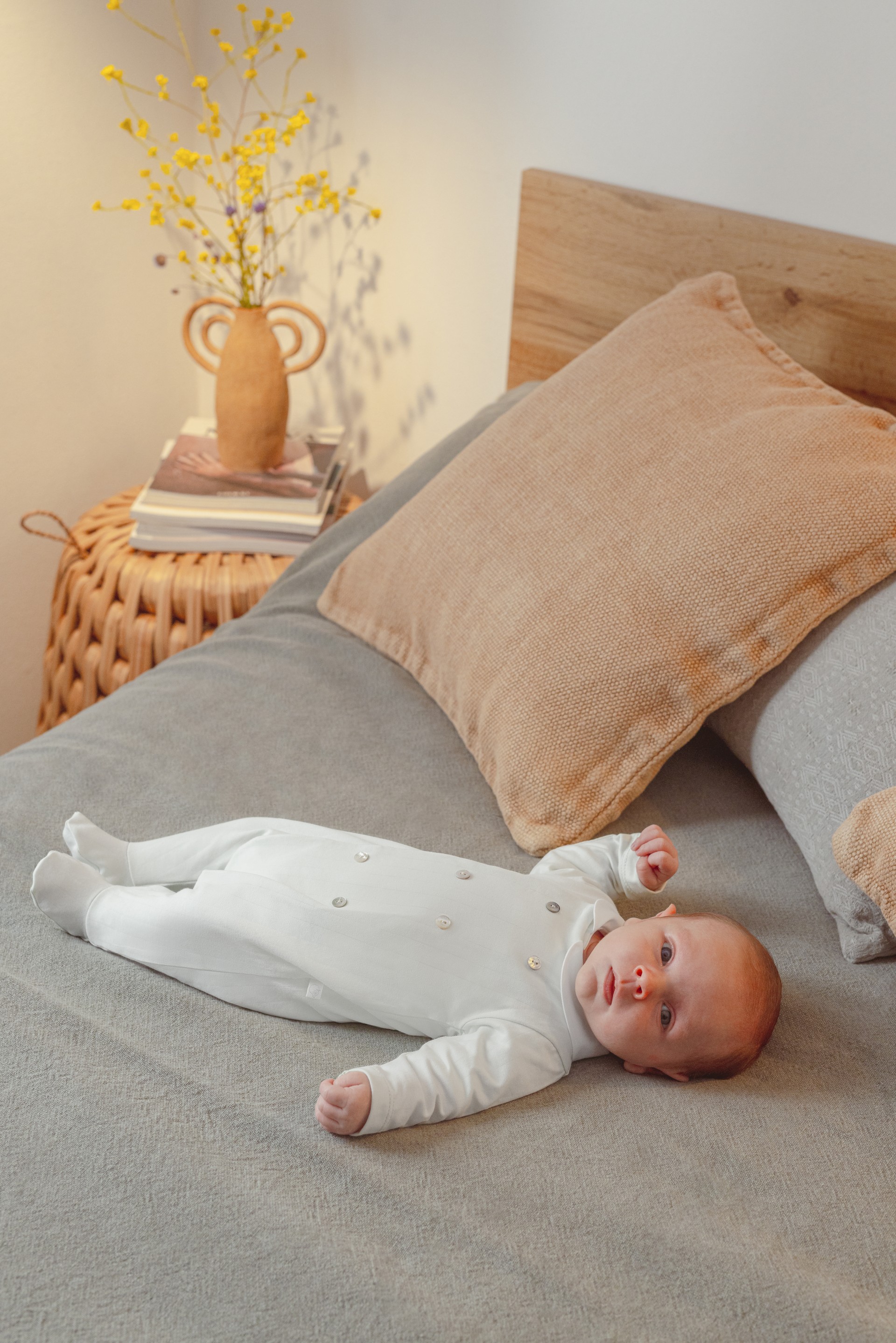 Pelele a rayas en relieve con botones decorativos al frente