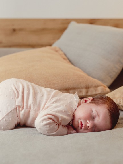 Babygrow gola de folho com pintas em relevo Babygrow gola de folho com pintas em relevo