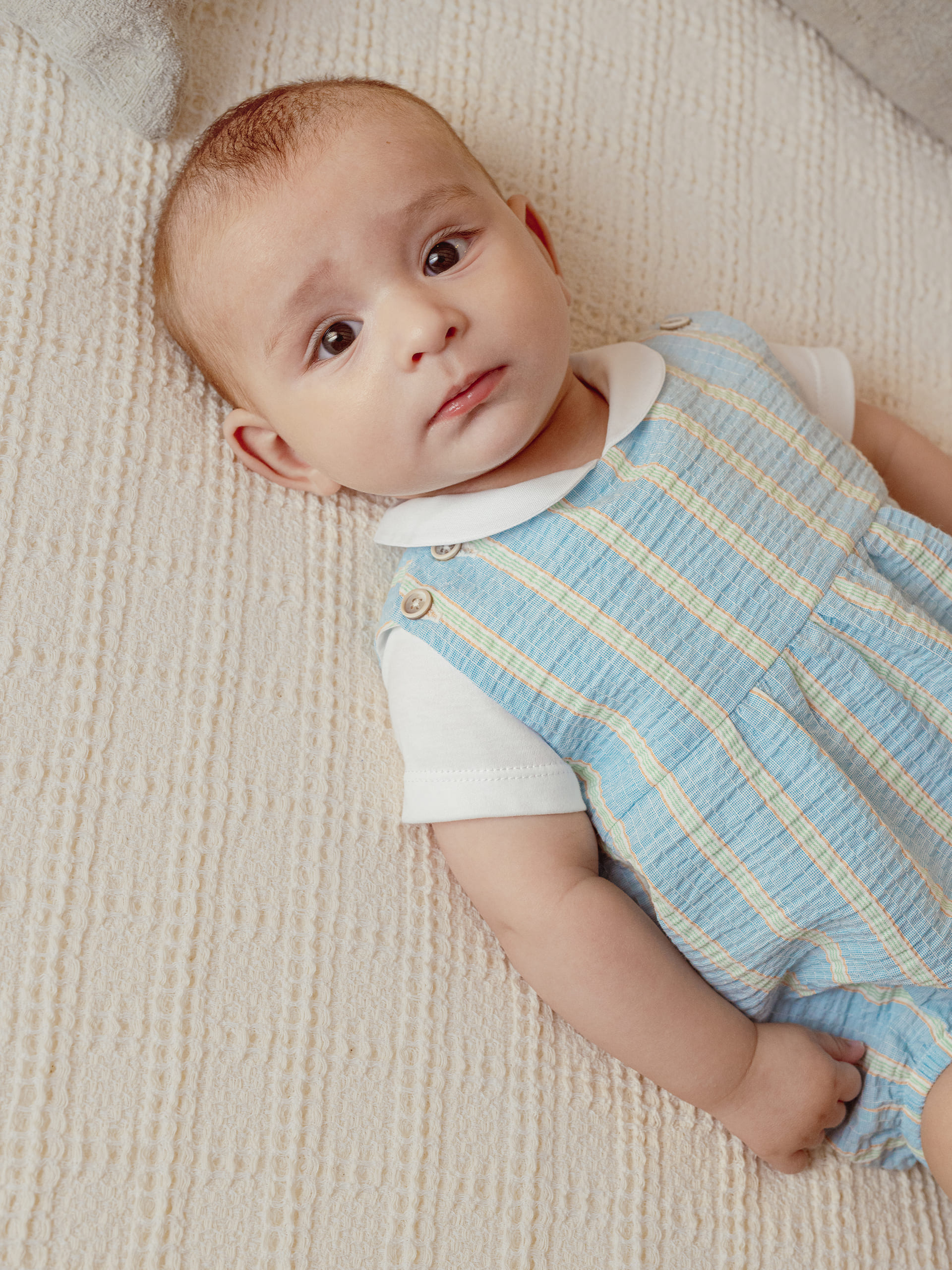 Short-sleeved bodysuit with round fabric collar