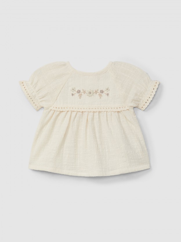 Blouse and shorts set with embroidery and lace details Blouse and shorts set with embroidery and lace details
